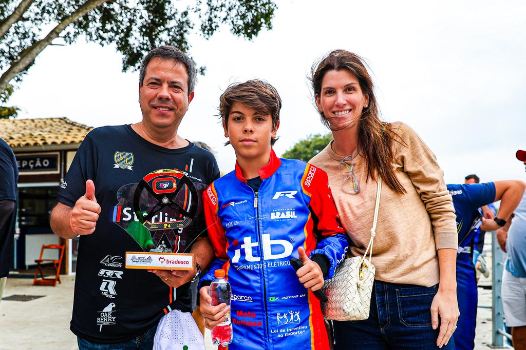Francisco com seu pais (KMCom / DarkSide Karts)