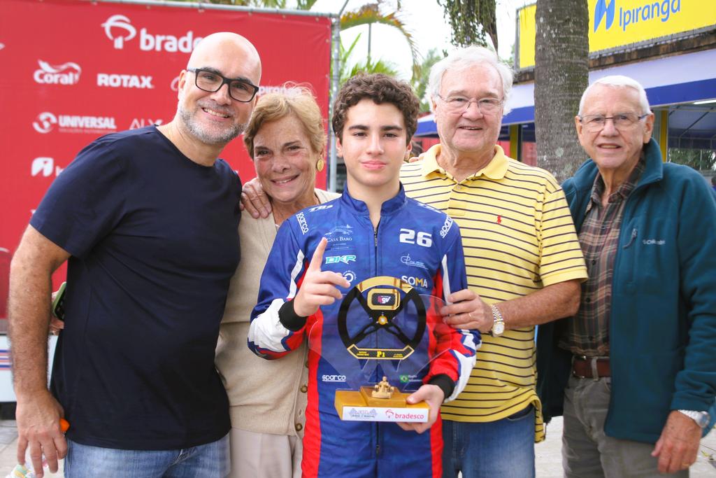 Dudu comemora com a família (KMCom / Cris Reis / Planet Kart)