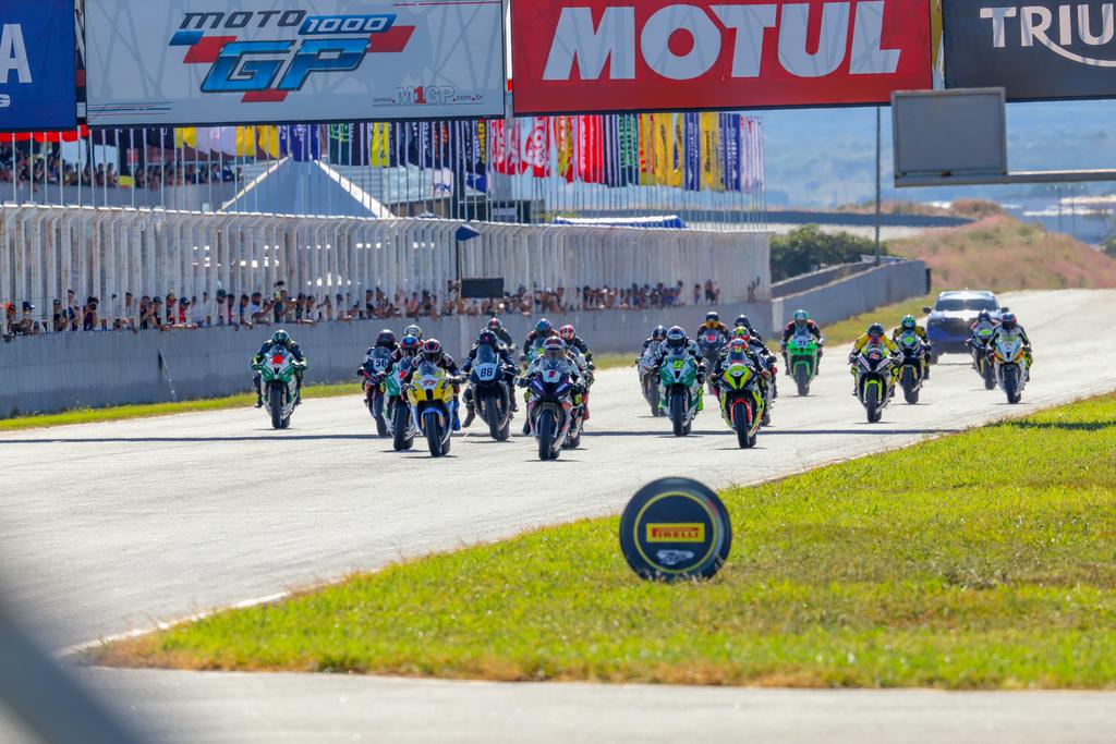 Largada da GP1000 em Curvelo na corrida sprint deste sábado (17) (MOTO1000GP/Grelak Comunicação