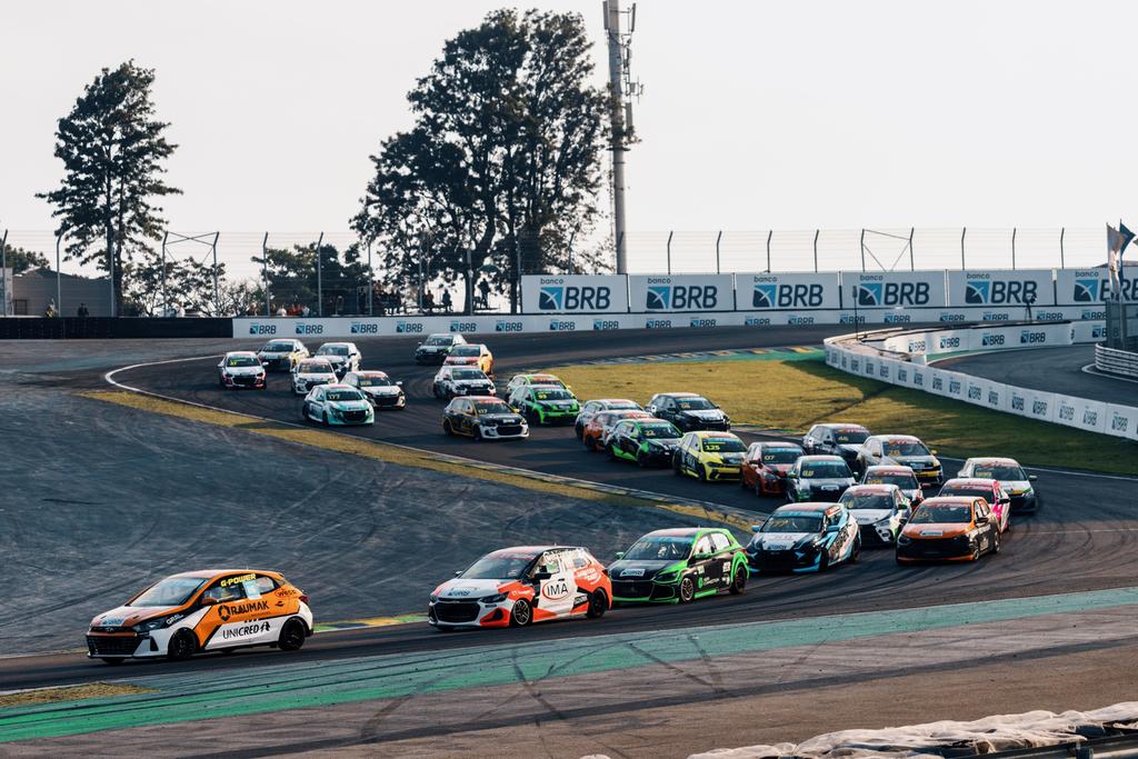 A Turismo Nacional acelera com grid cheio e 36 carros neste fim de semana (Marcelo Machado de Melo/Vicar)