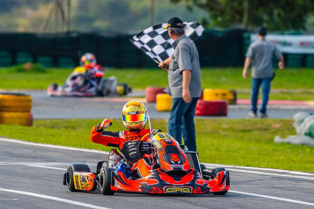 A fabricante de chassis CRG obteve um saldo bastante positivo em sua participação na 4ª etapa da Copa São Paulo Light de Kart, realizada no último final de semana (16 e 17) no Kartódromo Ayrton Senna, em Interlagos, na capital paulista. Ao longo da última sexta-feira e sábado, a CRG conquistou cinco pole positions, sete voltas mais rápidas, sete vitórias em baterias e três vitórias na etapa após a soma dos pontos obtidos pelos pilotos nas duas provas de cada categoria, além de 17 pódios. “Tivemos dois dias bastante positivos em Interlagos mais uma vez e, com o apoio dos pilotos e equipes que confiam em nosso chassi, conquistamos vitórias e muitos resultados positivos”, disse Eduardo Dieter, da CRG. “Temos um ótimo chassi, rápido, confiável e competitivo e seguiremos trabalhando sempre para melhorarmos ainda mais e para buscarmos novas vitórias e novos títulos”, completou. Os principais resultados da CRG na 4ª etapa do Light foram conquistados exatamente na categoria mais importante do kartismo brasileiro, a OK-N. Bernardo Gentil venceu na classificação geral e na divisão Rookie, destinada aos estreantes. Marcelo Tortato e Olin Galli também subiram no pódio na geral, em 3º e 4º. Na OK-N Rookie a CRG garantiu os três primeiros lugares, com Gentil, Tortato e Yuri Morelli, além do sexto lugar, com Victor Tieri. Veja os resultados da CRG na 4ª etapa da Copa São Paulo Light: OK-N 1 Bernardo Gentil 3 Marcelo Tortato 4 Olin Galli 9 Yuri Morelli 10 Pietro Torneri 12 Bento Medina 14 Victor Tieri 18 Pedro Lozov 19 Máximo Toviggino OK-N ROOKIE 1 Bernardo Gentil 2 Marcelo Tortato 3 Yuri Morelli 6 Victor Tieri 9 Pedro Lozov OK-N JÚNIOR ROOKIE 1 Nicolas Guth 4 Murilo Mazotti SÊNIOR PRO 2 Jonathan Louis SÊNIOR GRAND 2 Maique Papareli SÊNIOR EXPERT 3 Munir Aboissa SUPER SÊNIOR 4 João Guimaro 5 Victor Brochado 7 Francesco Ventre OK-N JÚNIOR 4 Eli Steinbruch 8 Nicolas Guth 9 Gustavo Bonk SPRINTER 4 João Paulo Sanzovo 9 Enrico Martinho 10 Dudu Pagliaro 11 Rodrigo Pioneer 12 Marcus Lopes SHIFTER SÊNIOR 4 Wagner Ebrahim SHIFTER GRADUADOS 6 Olin Galli 10 Enzo Nienkotter 11 Waldir Belizario 13 Máximo Toviggino KG COM Assessoria de Comunicação - Erno Drehmer (MTb/RS 14.706)