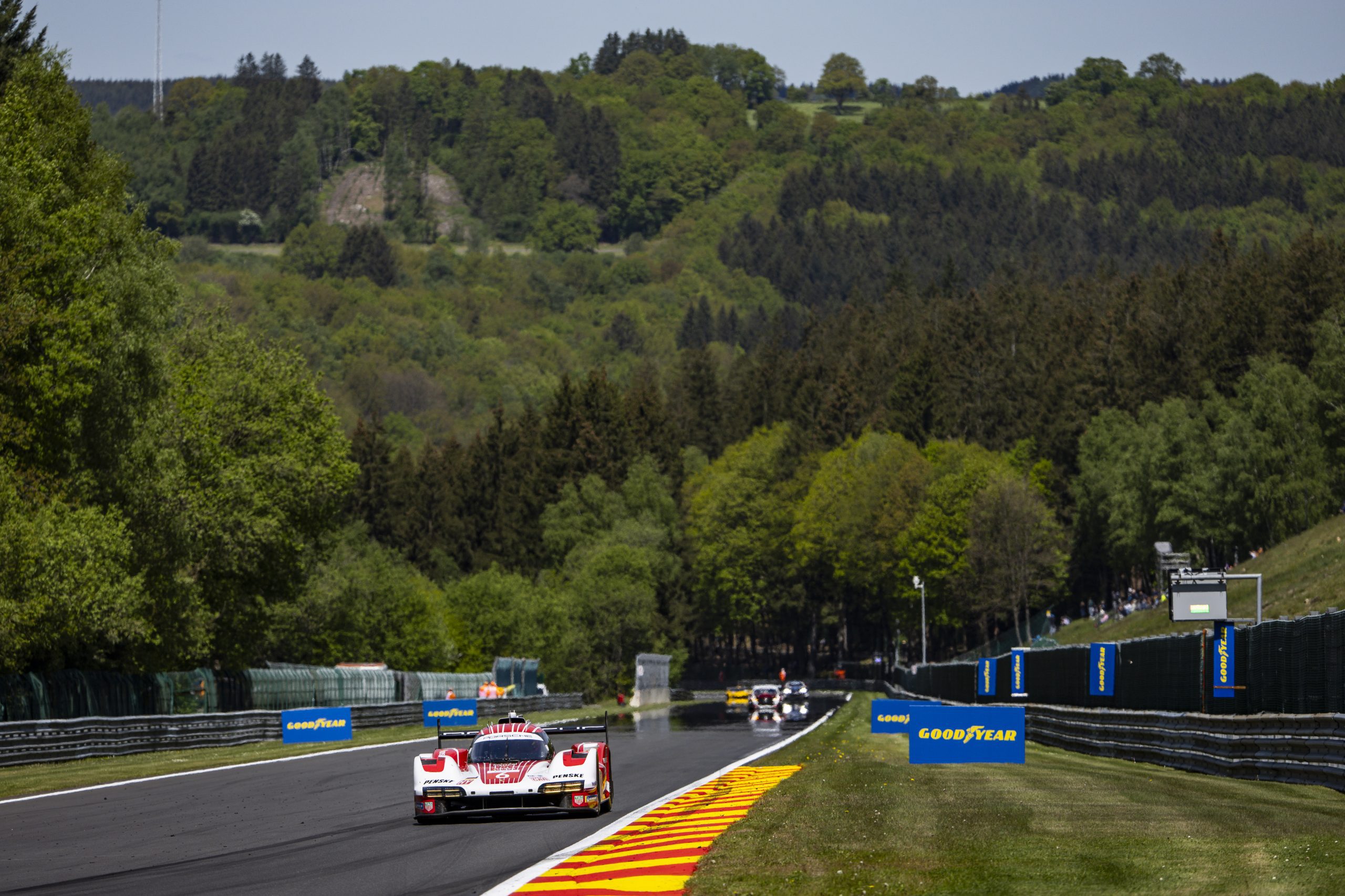 A Porsche deu sinais claros de recuperação no Campeonato Mundial de Endurance (WEC) da FIA ao liderar a segunda sessão de treinos livres (TL2) em Spa-Francorchamps