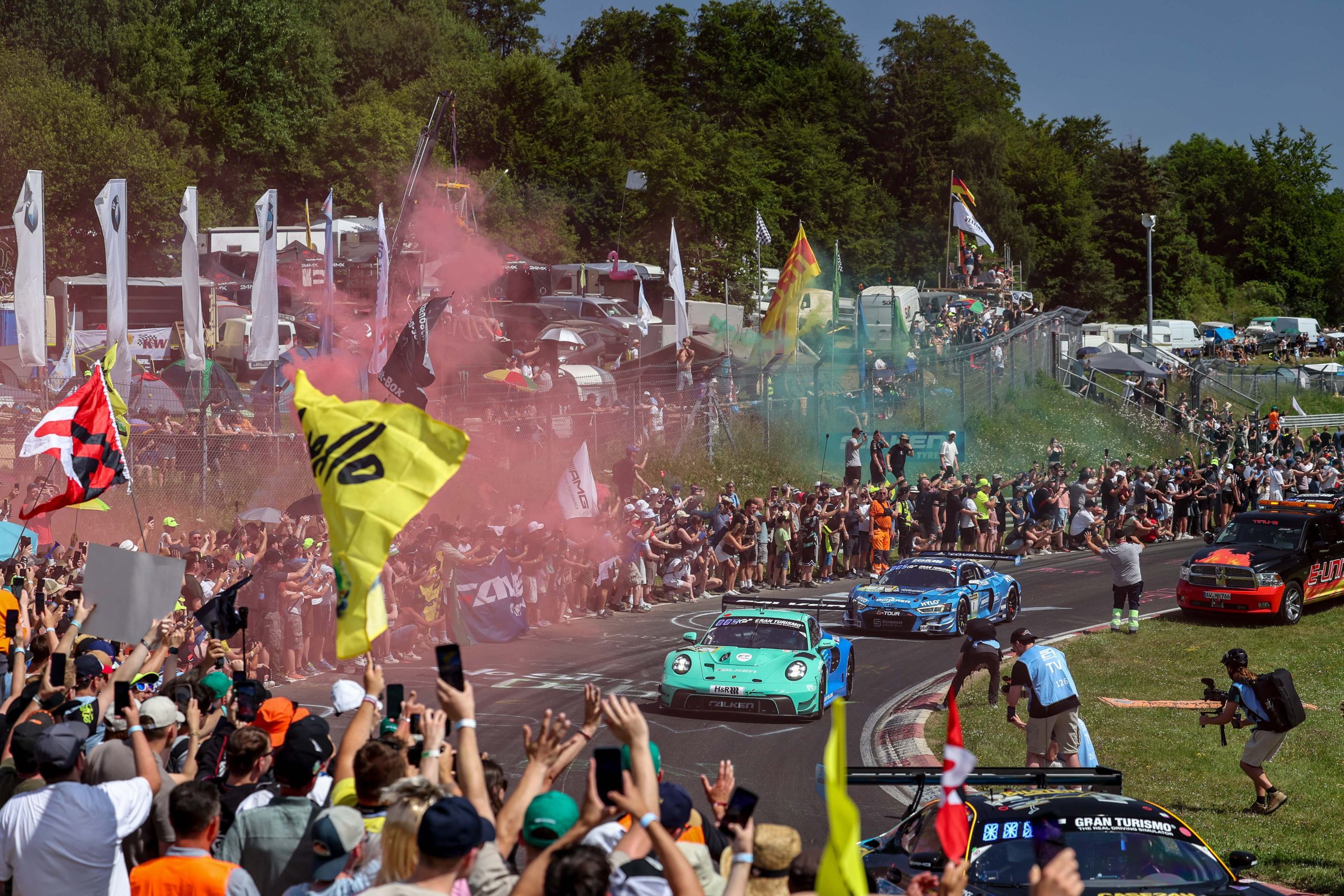 Interrupção inesperada: 24 Horas de Nürburgring é suspensa por queda de energia nos boxes