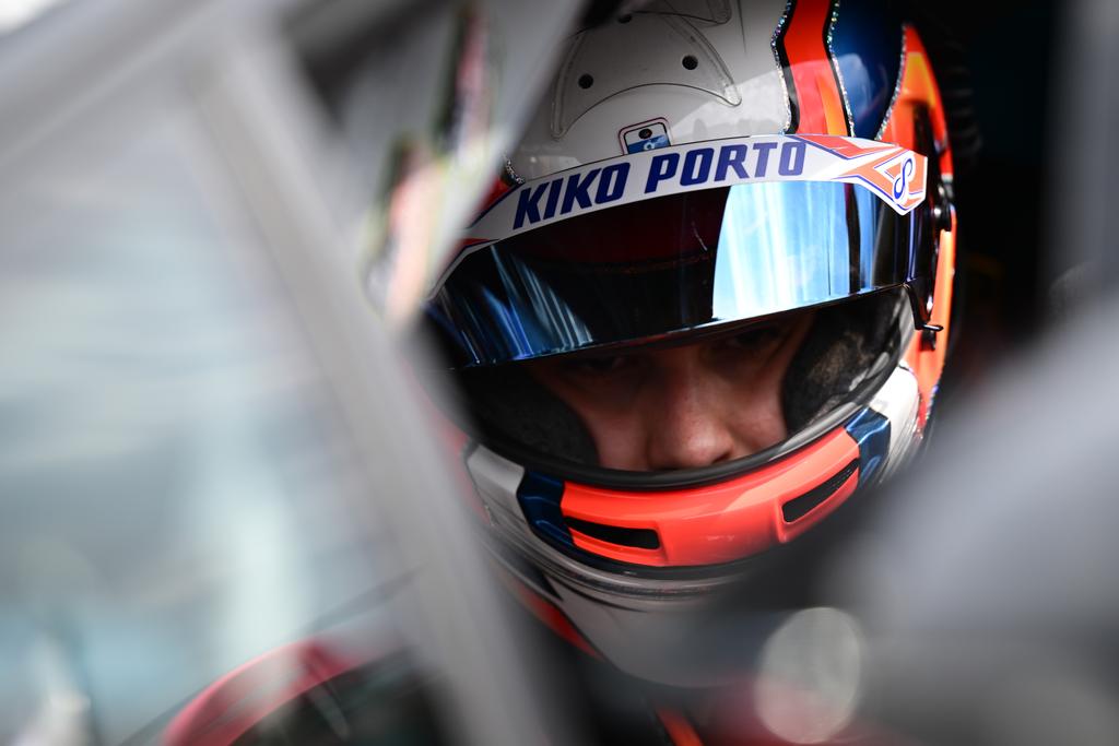O piloto brasileiro Kiko Porto (Toyota Gazoo Racing / Banco Daycoval / MC Games / Team: Rafa Racing) viveu um fim de semana de altos e baixos na terceira etapa da Lamborghini Super Trofeo North America, disputada na sexta-feira (20) e sábado (21), no circuito de Watkins Glen, no estado de Nova Iorque. O pernambucano, que atualmente lidera a VP Racing SportsCar Challenge, retornou à competição em parceria com outro brasileiro Werner Neugebauer, pilotando pela Rafa Racing Team. Fazendo dupla com Neugebauer, Porto dividiu as responsabilidades do volante do carro número 68 ao longo das duas corridas da etapa. A estratégia da equipe dos brasileiros foi distribuir as responsabilidades entre os dois pilotos, com cada um assumindo diferentes momentos das disputas na categoria Pro. Durante a primeira sessão de classificação, Neugebauer foi responsável por buscar a melhor posição de largada possível para a corrida inicial. O piloto conseguiu marcar o nono tempo entre os competidores da categoria Pro e o décimo oitavo na classificação geral, estabelecendo o ponto de partida para a primeira prova do final de semana. Na segunda classificatória, foi a vez de Kiko Porto mostrar seu talento na pista norte-americana. O brasileiro demonstrou grande velocidade e precisão, conquistando o quarto melhor tempo tanto na categoria Pro quanto na classificação geral, garantindo uma boa posição para a largada da segunda corrida. A primeira corrida, na sexta-feira (20), trouxe desafios significativos para a dupla brasileira. Werner Neugebauer enfrentou dificuldades para encontrar o ritmo ideal em meio ao tráfego intenso de carros de diferentes categorias, mantendo a nona posição até a abertura da janela para troca de pilotos. Kiko Porto assumiu o comando nos últimos 23 minutos de prova e, com sua experiência e determinação, conseguiu uma excelente recuperação que levou o carro 68 até a sétima colocação final. “No qualy 1, feito pelo Werner, ele acabou sendo atrapalhado por um concorrente mais lento na volta boa do pneu. A gente acabou largando o 18º, mas fez uma ótima recuperação e conseguiu acabar na 7ª posição. A gente no qualy da corrida 2, conseguiu uma boa posição de largada, em 4º ”. explicou Kiko. No sábado (21), a segunda corrida reservou frustrações inesperadas para a equipe. Largando em quarto lugar, Porto rapidamente ganhou uma posição e assumiu o terceiro posto, colocando-se em posição de brigar pelo pódio na categoria Pro. No entanto, a direção de prova aplicou uma penalidade de drive-through por suposta queima de largada, decisão que jogou o carro dos brasileiros para as últimas posições do grid. Quando Werner Neugebauer assumiu o volante após a penalização, havia pouco tempo e oportunidade para recuperar as posições perdidas. A frustração da dupla só aumentou quando descobriram, após o fim da prova, que houve um erro grave da direção de prova: a penalização era destinada ao carro número 86 e não ao 68 da equipe de Porto e Neugebauer. "Foi um fim de semana difícil, que a gente teve um bom ritmo durante os treinos. A corrida 2, foi mais frustrante. Eu estava na 3ª posição já, brigando pelo pódio na categoria Pro. Quando foi anunciado que eu tinha levado um drive-through por queima de largada. No final a gente descobriu que a queima de largada tinha sido para outro carro e não pra gente. Isso acabou com nossa corrida e não foi da forma que a gente queria. Mas vamos para a próxima", declarou Kiko Porto após a corrida, ainda sem acreditar. Agora, o piloto pernambucano volta suas atenções para a IMSA - VP Racing SportsCar Challenge, competição na qual lidera a temporada 2025 na categoria GSX. Entre os dias 11 e 13 de julho, Porto enfrentará a quarta etapa da temporada no Canadian Tire Motorsport Park, em Ontário, no Canadá, onde buscará manter sua posição de liderança no campeonato. Texto por Kako Marques / KMCom Assessoria de Imprensa Kiko Porto no Instagram: @kikoporto_12 Kiko Porto no YouTube: @KikoPorto12 Site de Kiko Porto: www.kikoporto.com.br