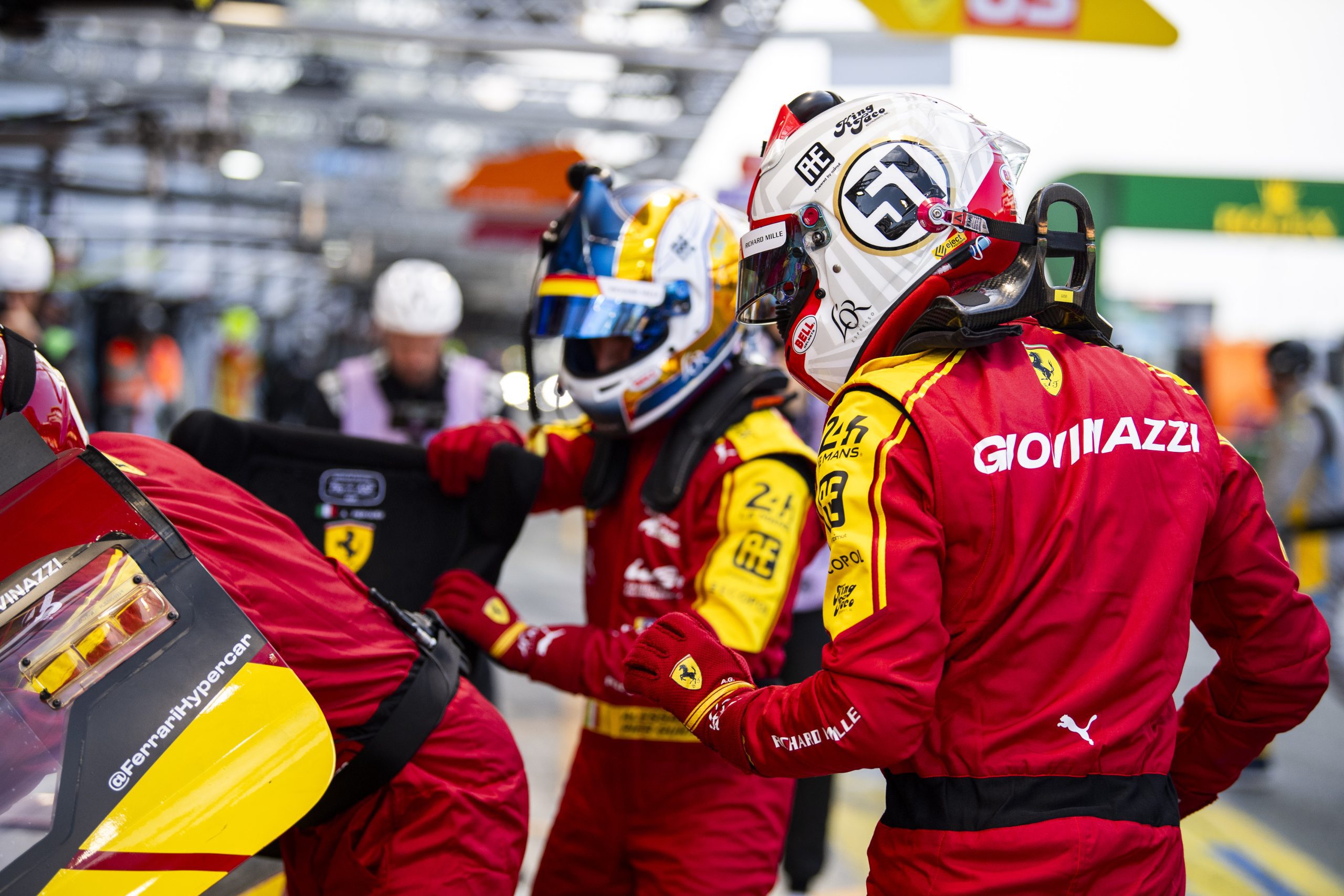 Ferrari mantém dobradinha no amanhecer de domingo em Le Mans