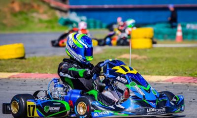 O piloto mineiro Bernardo Tambasco (Lider Drive / Grupo Lider / Mira Incorporações / GRacing / Equipes: Car Racing-SP e JNA-MG) retorna às pistas neste fim de semana para disputar a sexta etapa da Copa São Paulo Light Kart, marcando a abertura do segundo semestre da competição. O kartista chega motivado para o desafio que o aguarda no tradicional Kartódromo de Itu, no interior paulista. Na categoria OKN Júnior, Be Tambasco ocupa atualmente a nona colocação no campeonato e vê uma excelente oportunidade de escalar posições na tabela de classificação. O piloto demonstra confiança para enfrentar a pista ituana, mesmo com pouca experiência no traçado, onde competiu apenas como Cadete durante o Campeonato Brasileiro de 2022. "É meio novo para todos os pilotos da OKN Júnior, então quem conseguir se adaptar melhor e mais rápido à pista vai ter uma vantagem", destacou Bernardo Tambasco, analisando o cenário desta etapa. A programação oficial da sexta etapa promete ser intensa. Até esta quinta-feira (3), estão programados treinos livres nos períodos da manhã e tarde para todas as categorias, permitindo que os pilotos se familiarizem com as características do circuito. Na sexta-feira (4), a agenda prevê mais duas sessões de treinos livres, seguidas pela tomada de tempo que vai definir o grid de largada para a primeira bateria do fim de semana. O sábado (5) será o dia decisivo para Be Tambasco e seus adversários da OKN Júnior, com a realização de duas baterias pela manhã. O formato de prova aumenta as chances de tornar a disputa ainda mais emocionante para os fãs do kartismo. Com o segundo semestre se iniciando, Be Tambasco tem pela frente uma sequência importante de etapas que podem ser decisivas para suas pretensões na Copa São Paulo Light Kart. A expectativa é que a experiência e a dedicação possam render frutos positivos para Bernardo Tambasco, que segue focado em sua evolução constante no competitivo cenário do kartismo. Para acompanhar Bernardo Tambasco e a ação da OKN Júnior em Itu, basta acessar a transmissão ao vivo da FAtv Live, disponível em seu canal oficial no YouTube. Texto por Kako Marques / KMCom Assessoria Siga Bernardo Tambasco no Instagram: @betambasco17