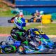 O piloto mineiro Bernardo Tambasco (Lider Drive / Grupo Lider / Mira Incorporações / GRacing / Equipes: Car Racing-SP e JNA-MG) retorna às pistas neste fim de semana para disputar a sexta etapa da Copa São Paulo Light Kart, marcando a abertura do segundo semestre da competição. O kartista chega motivado para o desafio que o aguarda no tradicional Kartódromo de Itu, no interior paulista. Na categoria OKN Júnior, Be Tambasco ocupa atualmente a nona colocação no campeonato e vê uma excelente oportunidade de escalar posições na tabela de classificação. O piloto demonstra confiança para enfrentar a pista ituana, mesmo com pouca experiência no traçado, onde competiu apenas como Cadete durante o Campeonato Brasileiro de 2022. "É meio novo para todos os pilotos da OKN Júnior, então quem conseguir se adaptar melhor e mais rápido à pista vai ter uma vantagem", destacou Bernardo Tambasco, analisando o cenário desta etapa. A programação oficial da sexta etapa promete ser intensa. Até esta quinta-feira (3), estão programados treinos livres nos períodos da manhã e tarde para todas as categorias, permitindo que os pilotos se familiarizem com as características do circuito. Na sexta-feira (4), a agenda prevê mais duas sessões de treinos livres, seguidas pela tomada de tempo que vai definir o grid de largada para a primeira bateria do fim de semana. O sábado (5) será o dia decisivo para Be Tambasco e seus adversários da OKN Júnior, com a realização de duas baterias pela manhã. O formato de prova aumenta as chances de tornar a disputa ainda mais emocionante para os fãs do kartismo. Com o segundo semestre se iniciando, Be Tambasco tem pela frente uma sequência importante de etapas que podem ser decisivas para suas pretensões na Copa São Paulo Light Kart. A expectativa é que a experiência e a dedicação possam render frutos positivos para Bernardo Tambasco, que segue focado em sua evolução constante no competitivo cenário do kartismo. Para acompanhar Bernardo Tambasco e a ação da OKN Júnior em Itu, basta acessar a transmissão ao vivo da FAtv Live, disponível em seu canal oficial no YouTube. Texto por Kako Marques / KMCom Assessoria Siga Bernardo Tambasco no Instagram: @betambasco17