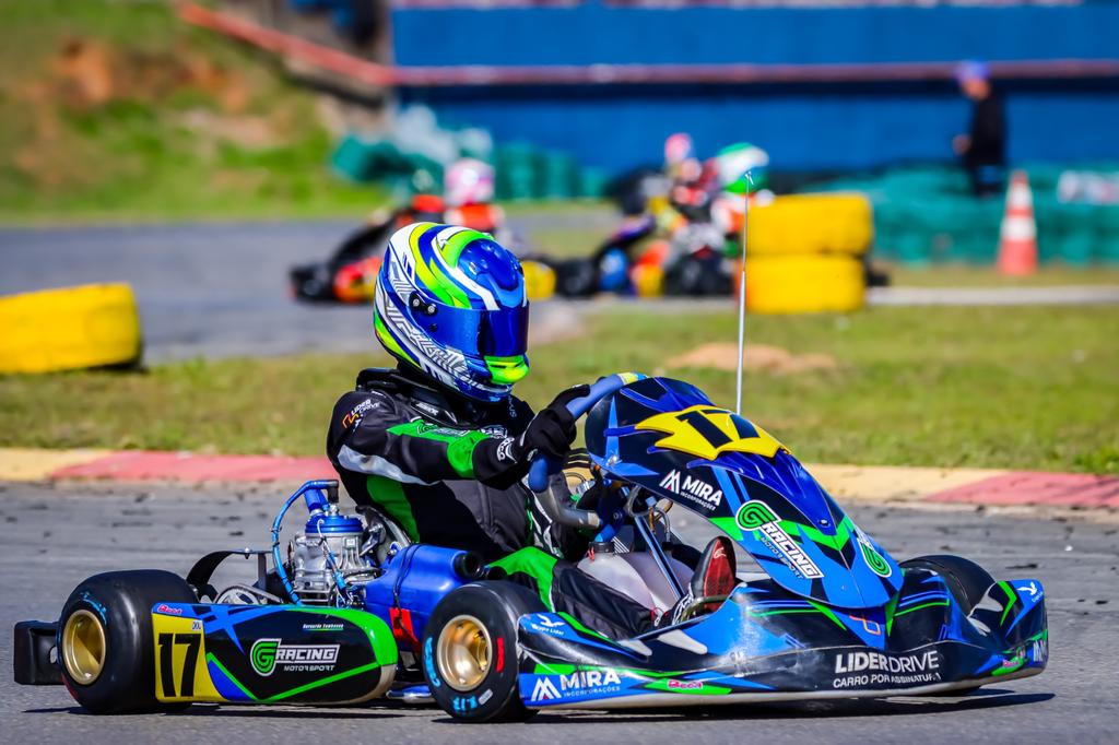 O piloto mineiro Bernardo Tambasco (Lider Drive / Grupo Lider / Mira Incorporações / GRacing / Equipes: Car Racing-SP e JNA-MG) retorna às pistas neste fim de semana para disputar a sexta etapa da Copa São Paulo Light Kart, marcando a abertura do segundo semestre da competição. O kartista chega motivado para o desafio que o aguarda no tradicional Kartódromo de Itu, no interior paulista. Na categoria OKN Júnior, Be Tambasco ocupa atualmente a nona colocação no campeonato e vê uma excelente oportunidade de escalar posições na tabela de classificação. O piloto demonstra confiança para enfrentar a pista ituana, mesmo com pouca experiência no traçado, onde competiu apenas como Cadete durante o Campeonato Brasileiro de 2022. "É meio novo para todos os pilotos da OKN Júnior, então quem conseguir se adaptar melhor e mais rápido à pista vai ter uma vantagem", destacou Bernardo Tambasco, analisando o cenário desta etapa. A programação oficial da sexta etapa promete ser intensa. Até esta quinta-feira (3), estão programados treinos livres nos períodos da manhã e tarde para todas as categorias, permitindo que os pilotos se familiarizem com as características do circuito. Na sexta-feira (4), a agenda prevê mais duas sessões de treinos livres, seguidas pela tomada de tempo que vai definir o grid de largada para a primeira bateria do fim de semana. O sábado (5) será o dia decisivo para Be Tambasco e seus adversários da OKN Júnior, com a realização de duas baterias pela manhã. O formato de prova aumenta as chances de tornar a disputa ainda mais emocionante para os fãs do kartismo. Com o segundo semestre se iniciando, Be Tambasco tem pela frente uma sequência importante de etapas que podem ser decisivas para suas pretensões na Copa São Paulo Light Kart. A expectativa é que a experiência e a dedicação possam render frutos positivos para Bernardo Tambasco, que segue focado em sua evolução constante no competitivo cenário do kartismo. Para acompanhar Bernardo Tambasco e a ação da OKN Júnior em Itu, basta acessar a transmissão ao vivo da FAtv Live, disponível em seu canal oficial no YouTube. Texto por Kako Marques / KMCom Assessoria Siga Bernardo Tambasco no Instagram: @betambasco17