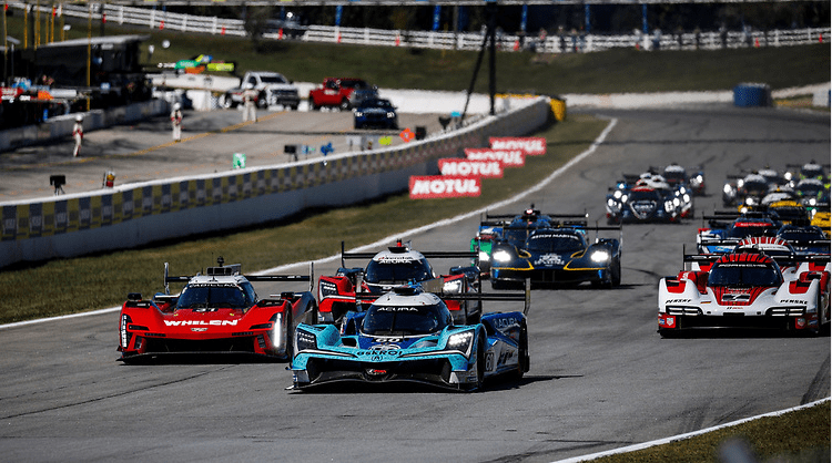 Blomqvist mantém liderança na primeira hora do Motul Petit Le Mans; acidente múltiplo marca início da corrida na classe GTD