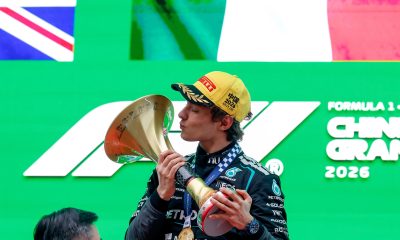 Kimi Antonelli beijando o troféu de primeiro colocado no GP da China durante a cerimônia do pódio