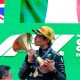 Kimi Antonelli beijando o troféu de primeiro colocado no GP da China durante a cerimônia do pódio