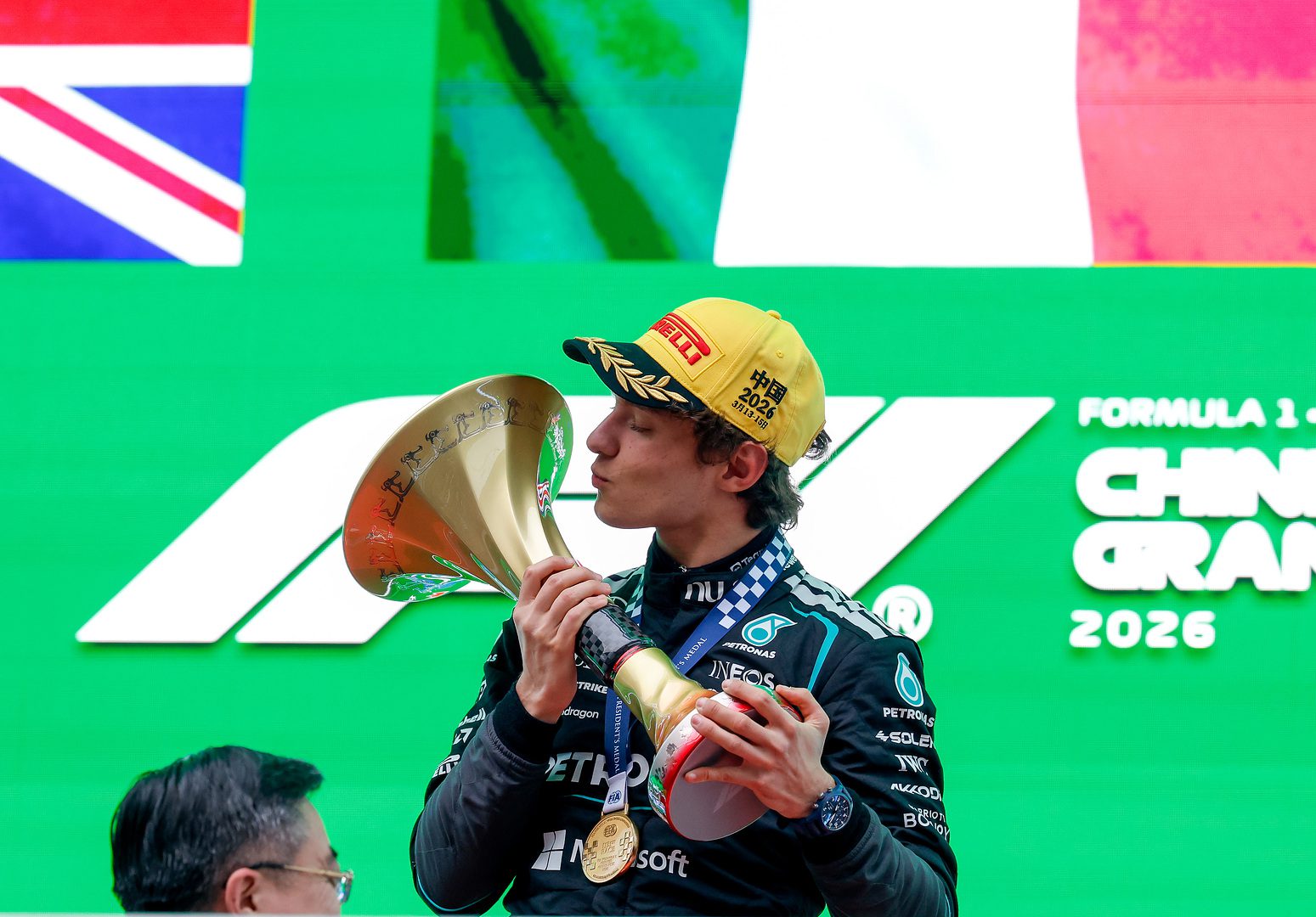 Kimi Antonelli beijando o troféu de primeiro colocado no GP da China durante a cerimônia do pódio