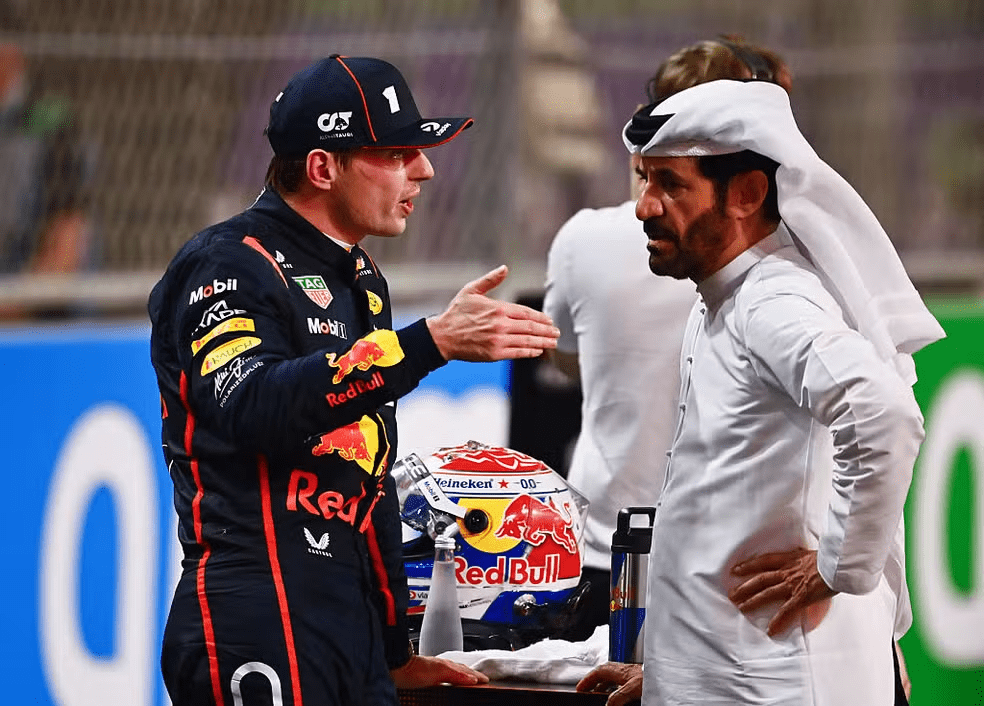Max Verstappen e Mohammed ben Sulayem, presidente da FIA, no GP da Arábia Saudita de F1 2025.